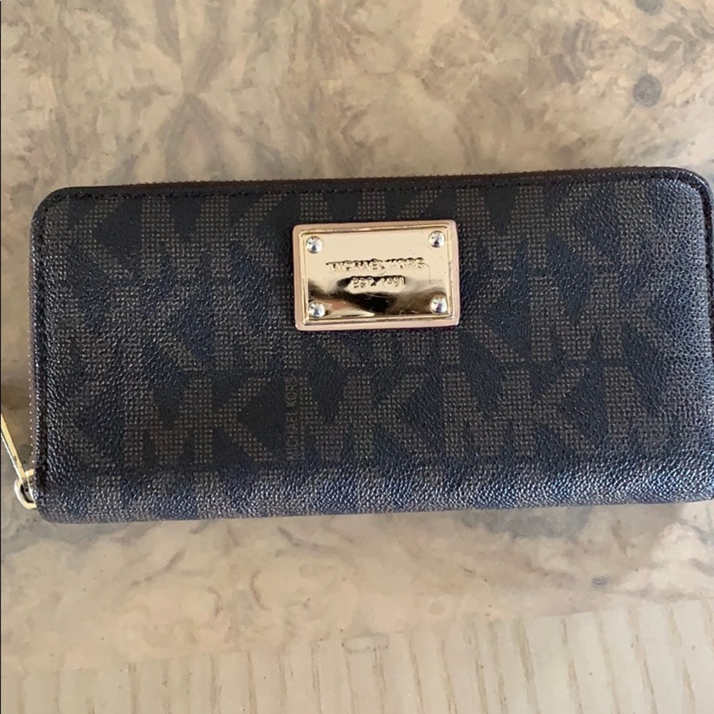 **MAKE OFFER**Michael Kors wallet